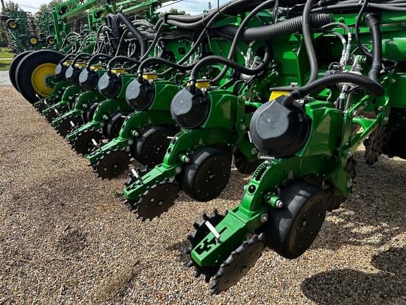 Image of John Deere 1775 equipment image 4