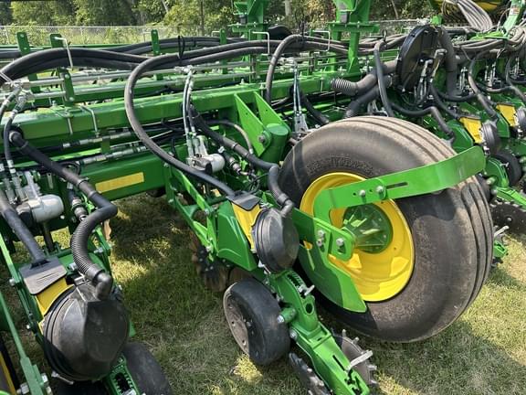 Image of John Deere 1775 equipment image 3