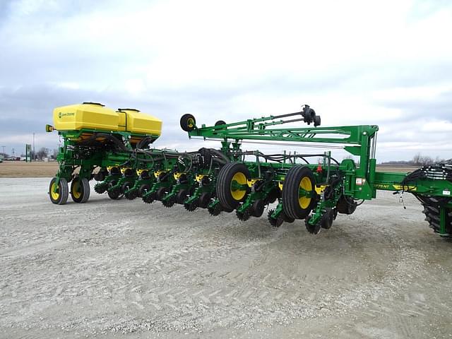 Image of John Deere 1775 equipment image 2