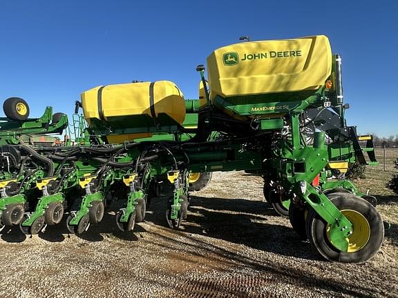 Image of John Deere 1775 equipment image 4