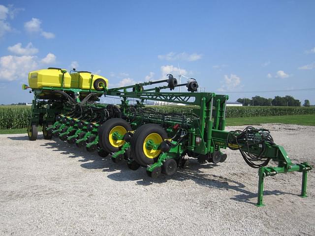 Image of John Deere 1775 equipment image 2