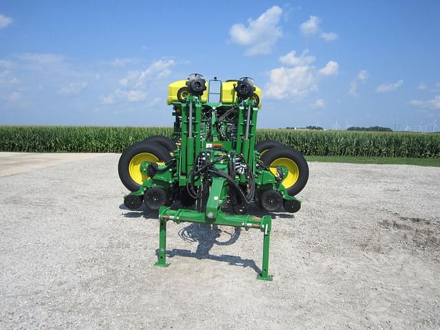 Image of John Deere 1775 equipment image 3