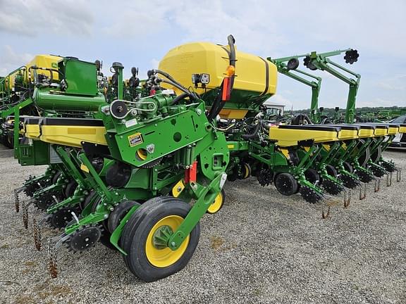 Image of John Deere 1775 equipment image 2
