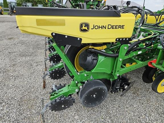 Image of John Deere 1775 equipment image 4