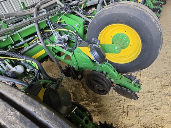 Image of John Deere 1775 equipment image 4