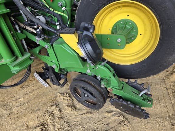 Image of John Deere 1775 equipment image 3