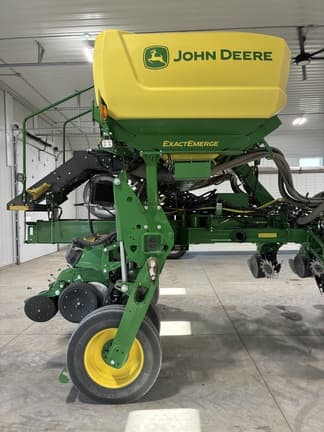 Image of John Deere 1775 equipment image 4