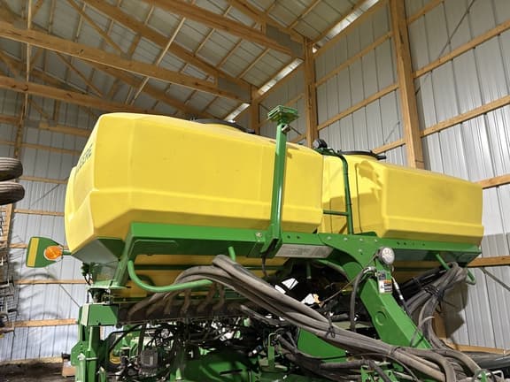 Image of John Deere 1775 equipment image 3