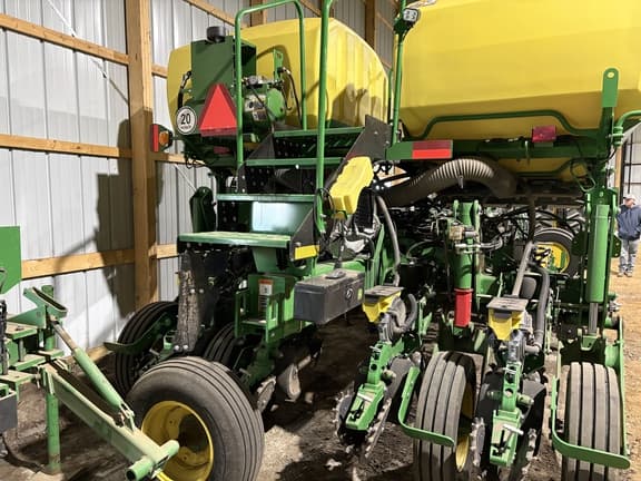Image of John Deere 1775 equipment image 1