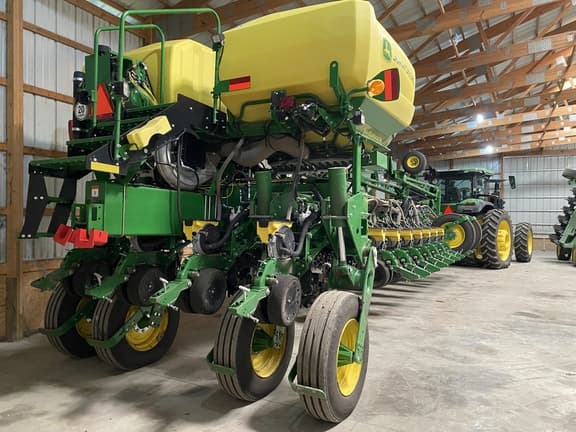 Image of John Deere 1775 equipment image 4