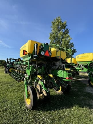 Image of John Deere 1775 equipment image 1