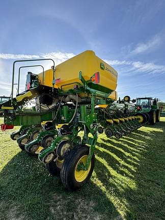 Image of John Deere 1775 equipment image 1