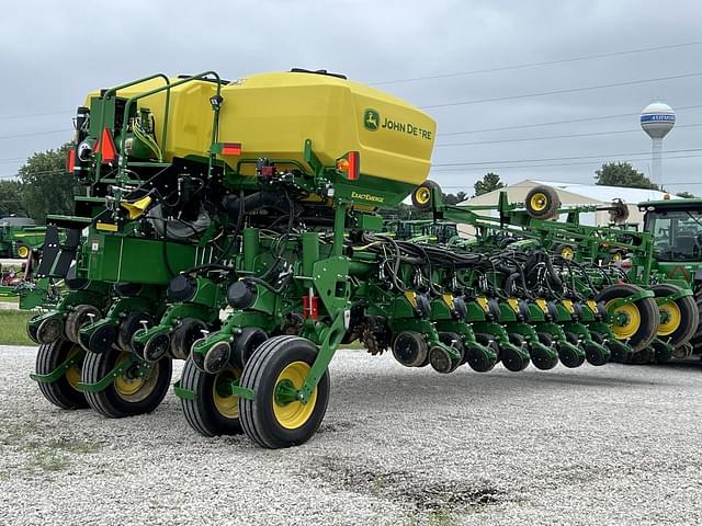 Image of John Deere 1775 equipment image 4