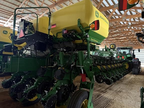 Image of John Deere 1775 equipment image 4