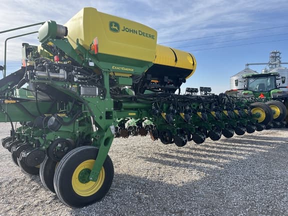 Image of John Deere 1775 equipment image 4