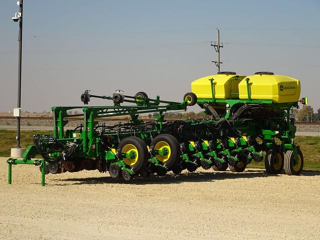 Image of John Deere 1775 equipment image 3