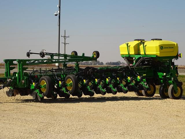 Image of John Deere 1775 equipment image 4