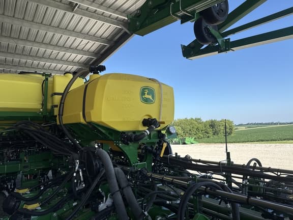 Image of John Deere 1775 equipment image 1
