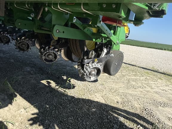 Image of John Deere 1775 equipment image 3