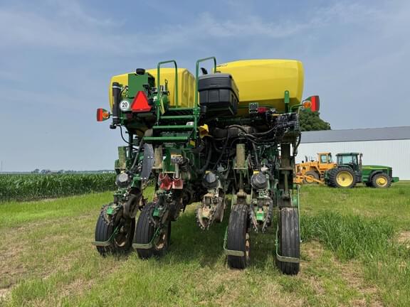 Image of John Deere 1775 equipment image 2