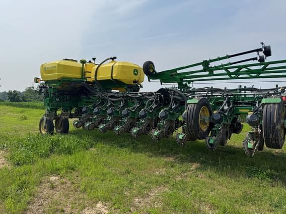 Image of John Deere 1775 equipment image 4