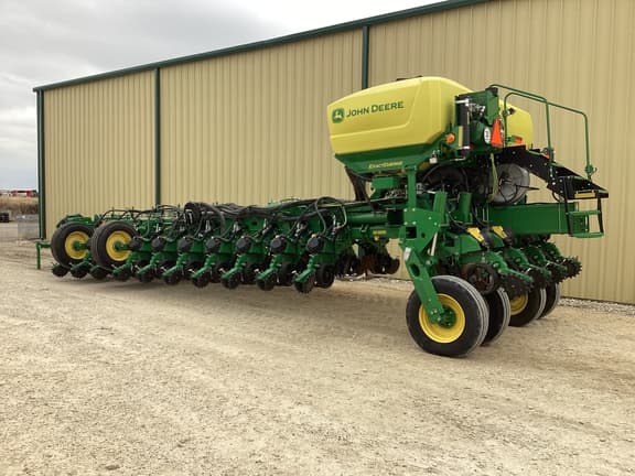 Image of John Deere 1775 equipment image 3