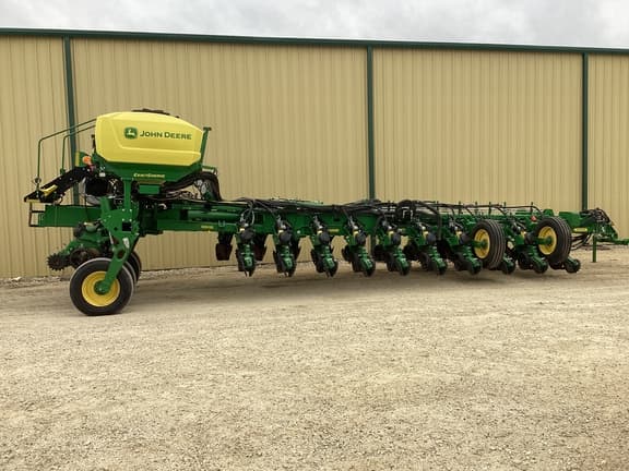 Image of John Deere 1775 equipment image 4