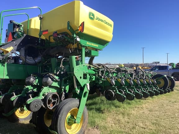 Image of John Deere 1775 equipment image 4