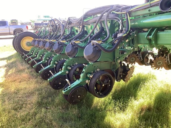 Image of John Deere 1775 equipment image 3