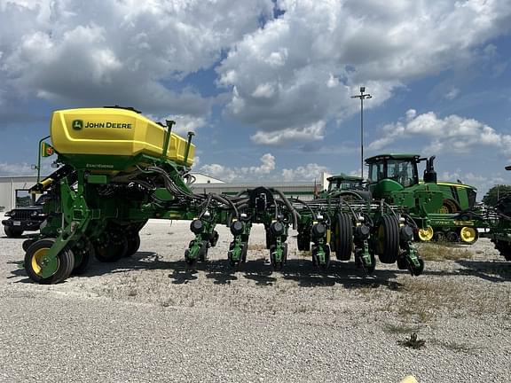 Image of John Deere 1775 equipment image 2