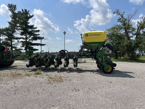 Main image John Deere 1775