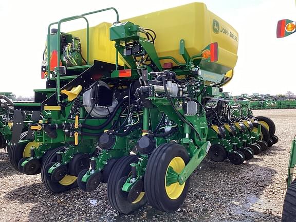 Image of John Deere 1775 equipment image 4