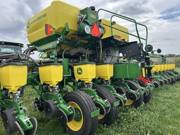 Image of John Deere 1775 equipment image 2
