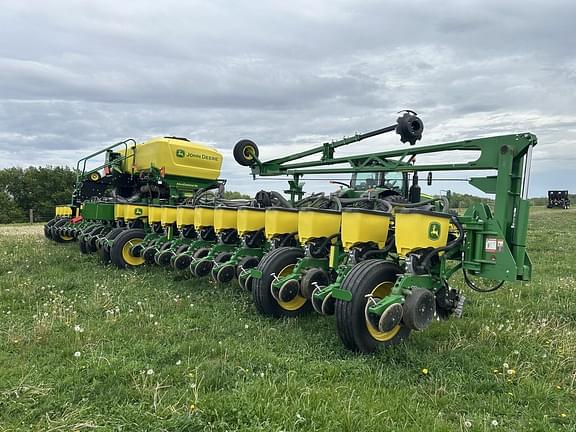 Image of John Deere 1775 equipment image 3