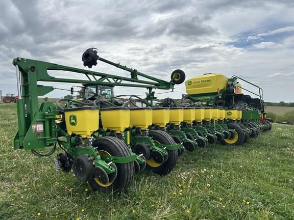 Image of John Deere 1775 equipment image 1