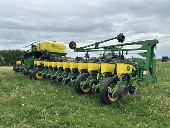 Image of John Deere 1775 equipment image 3