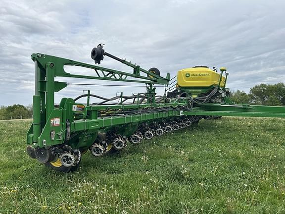 Image of John Deere 1775 equipment image 4