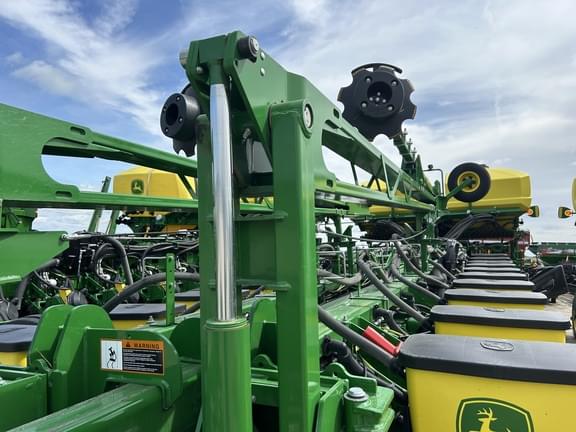 Image of John Deere 1775 equipment image 4
