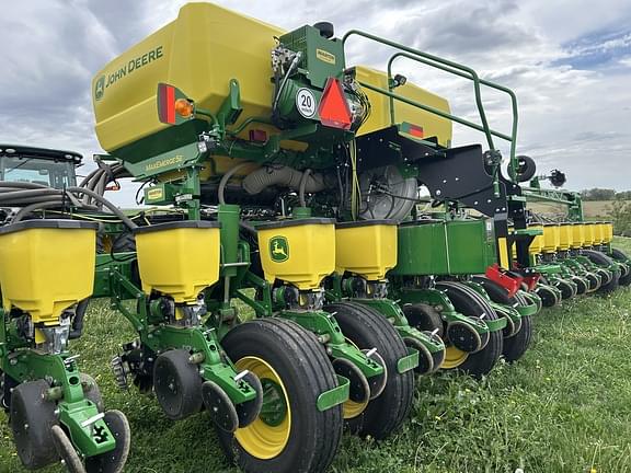 Image of John Deere 1775 equipment image 2