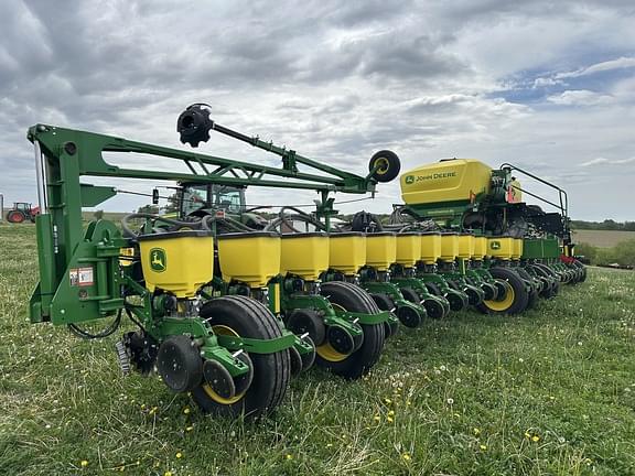 Image of John Deere 1775 equipment image 1