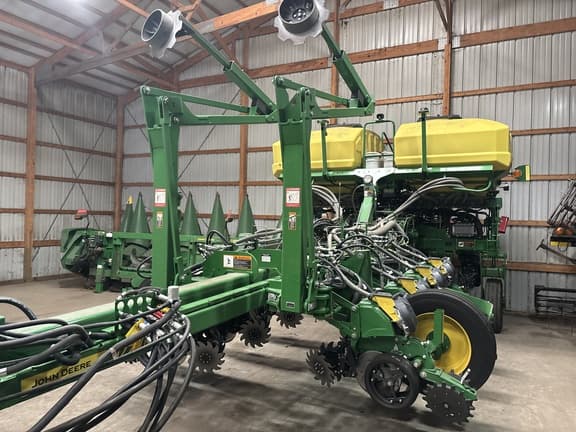 Image of John Deere 1775 equipment image 2