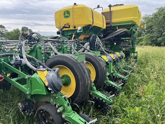 Image of John Deere 1775 Primary image