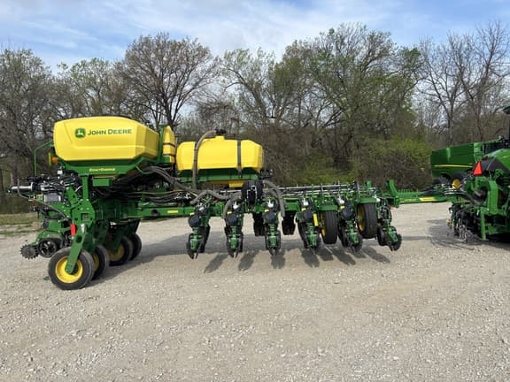 Image of John Deere 1775 equipment image 1