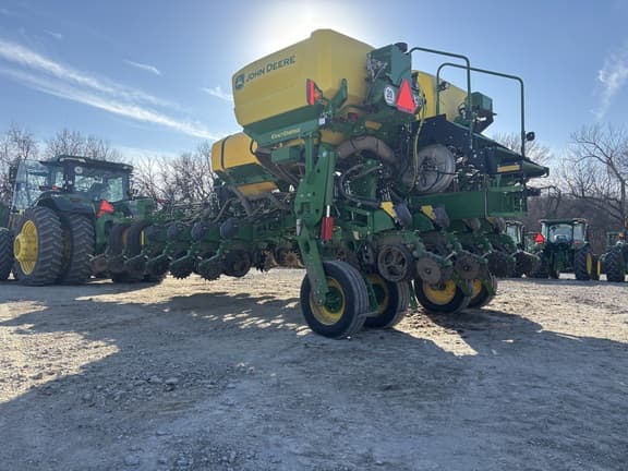 Image of John Deere 1775 equipment image 2