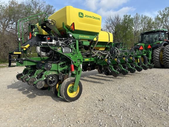 Image of John Deere 1775 equipment image 2