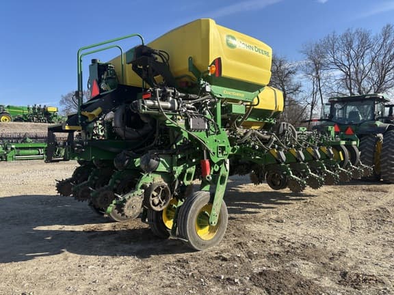 Image of John Deere 1775 equipment image 4