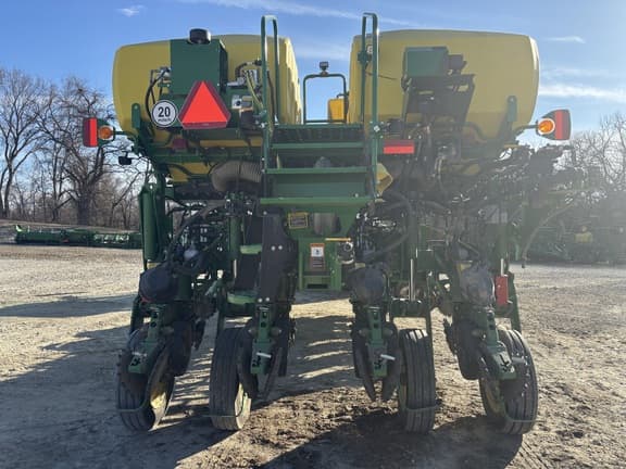 Image of John Deere 1775 equipment image 3