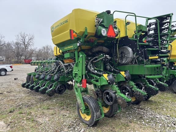 Image of John Deere 1775 equipment image 3