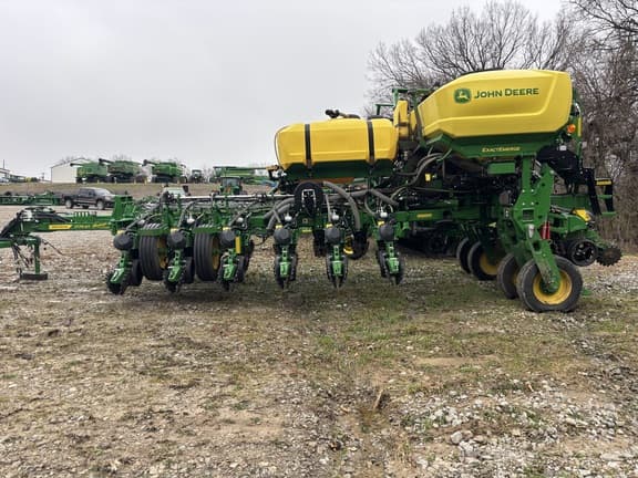 Image of John Deere 1775 equipment image 2