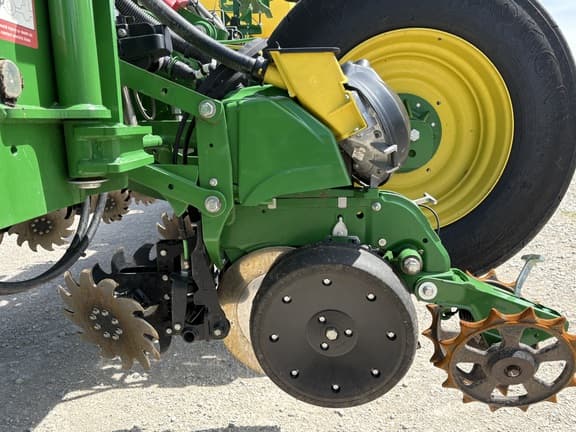 Image of John Deere 1775 equipment image 2